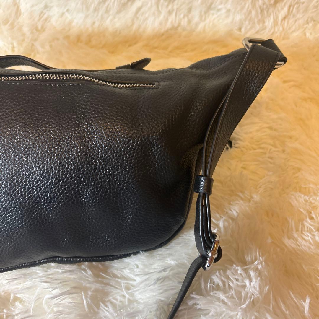 【極美品】nouer ヌエール　レザー　クロスボディバッグ　ブラック