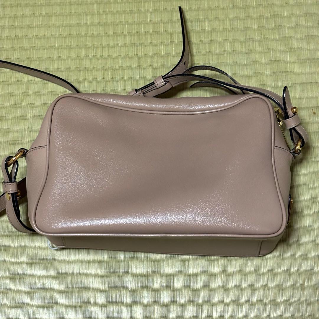 プラダ　三角ロゴ　エンボスロゴ　ベージュ　ショルダーバッグ