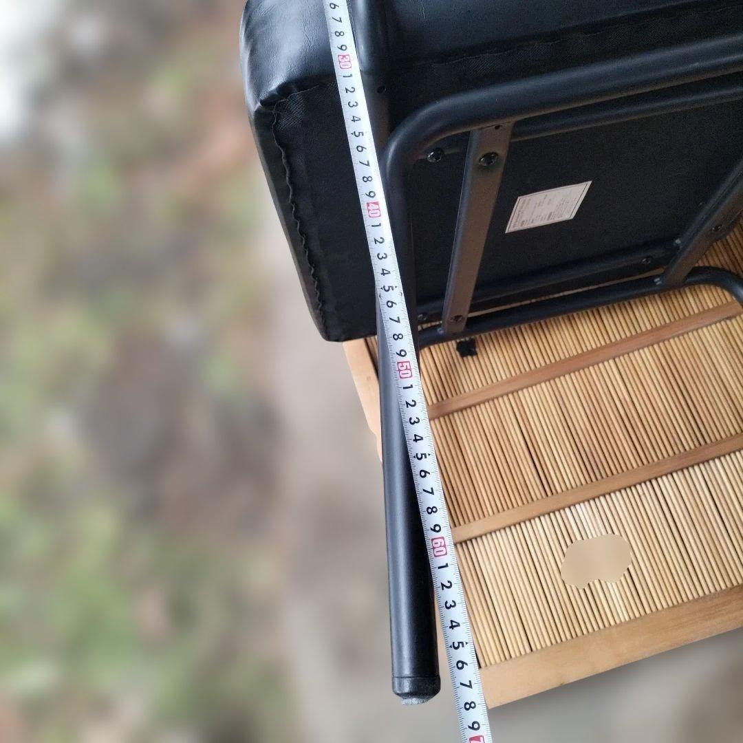 シンプルな黒の1人掛けソファ