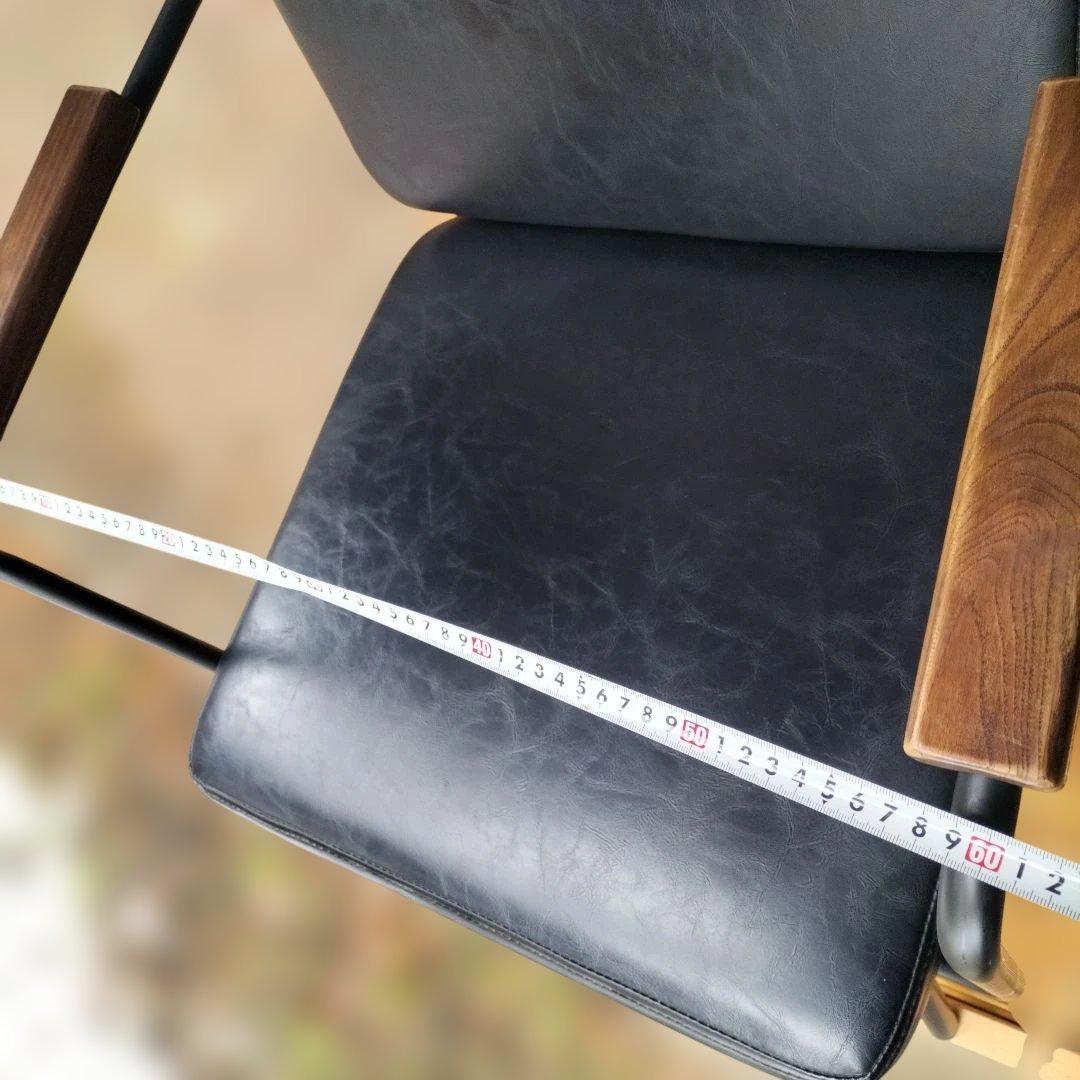 シンプルな黒の1人掛けソファ