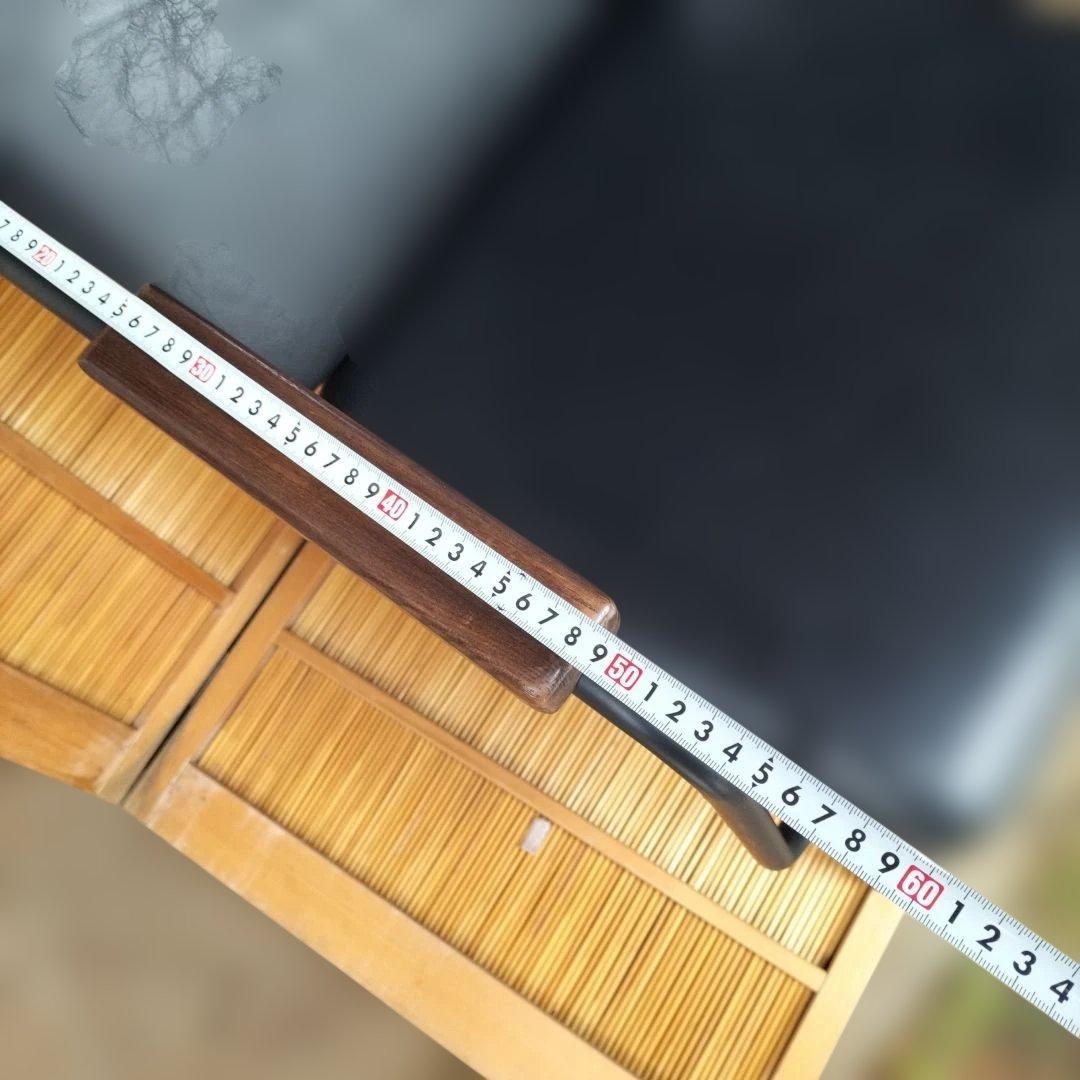 シンプルな黒の1人掛けソファ