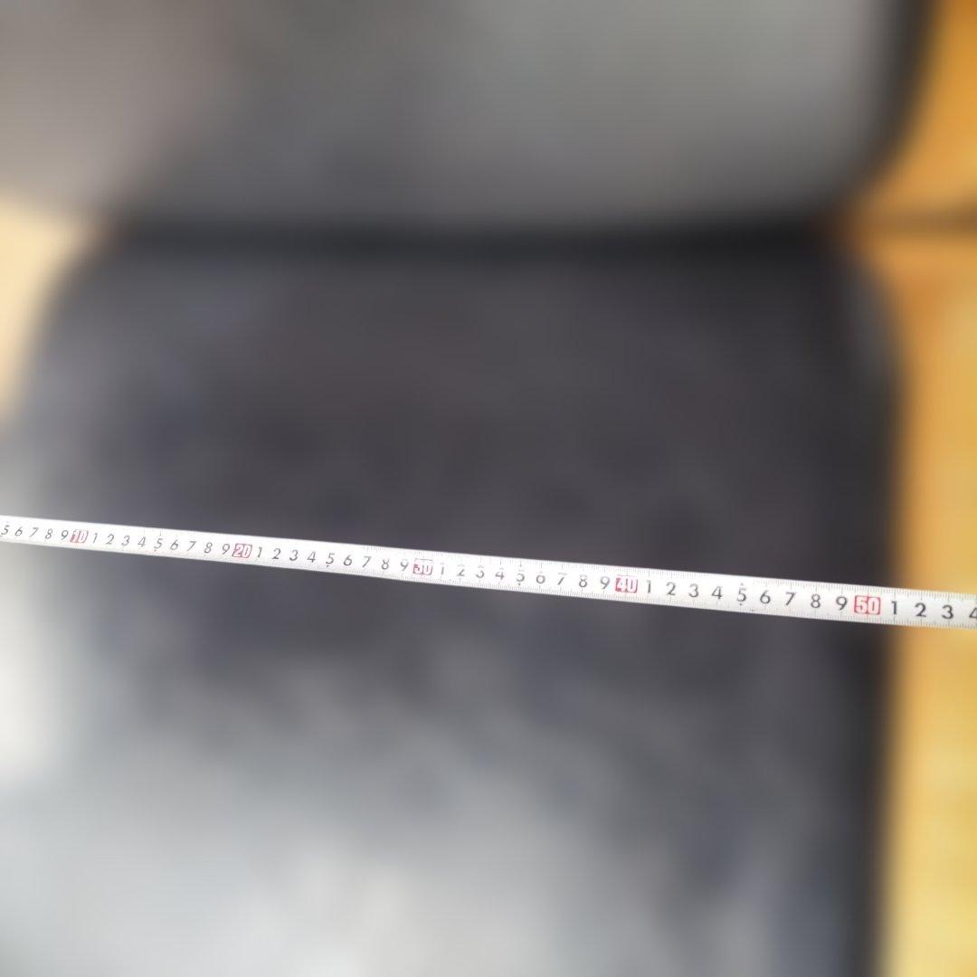 シンプルな黒の1人掛けソファ