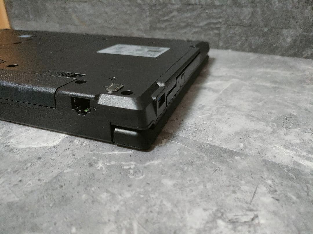 美品 FUJITSU 第10世代 メモリ16GB 新品SSD256GB