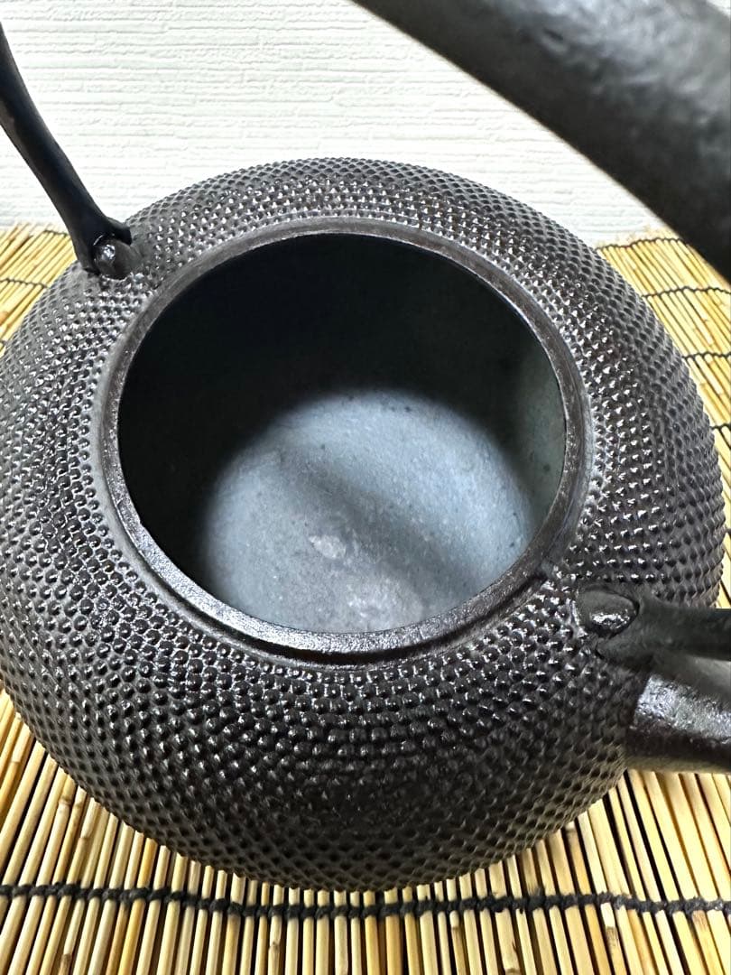 未使用品、栞、一級品合格証貼付　南部三厳堂名人東仙作　南部鉄瓶　南部鉄器　鉄瓶