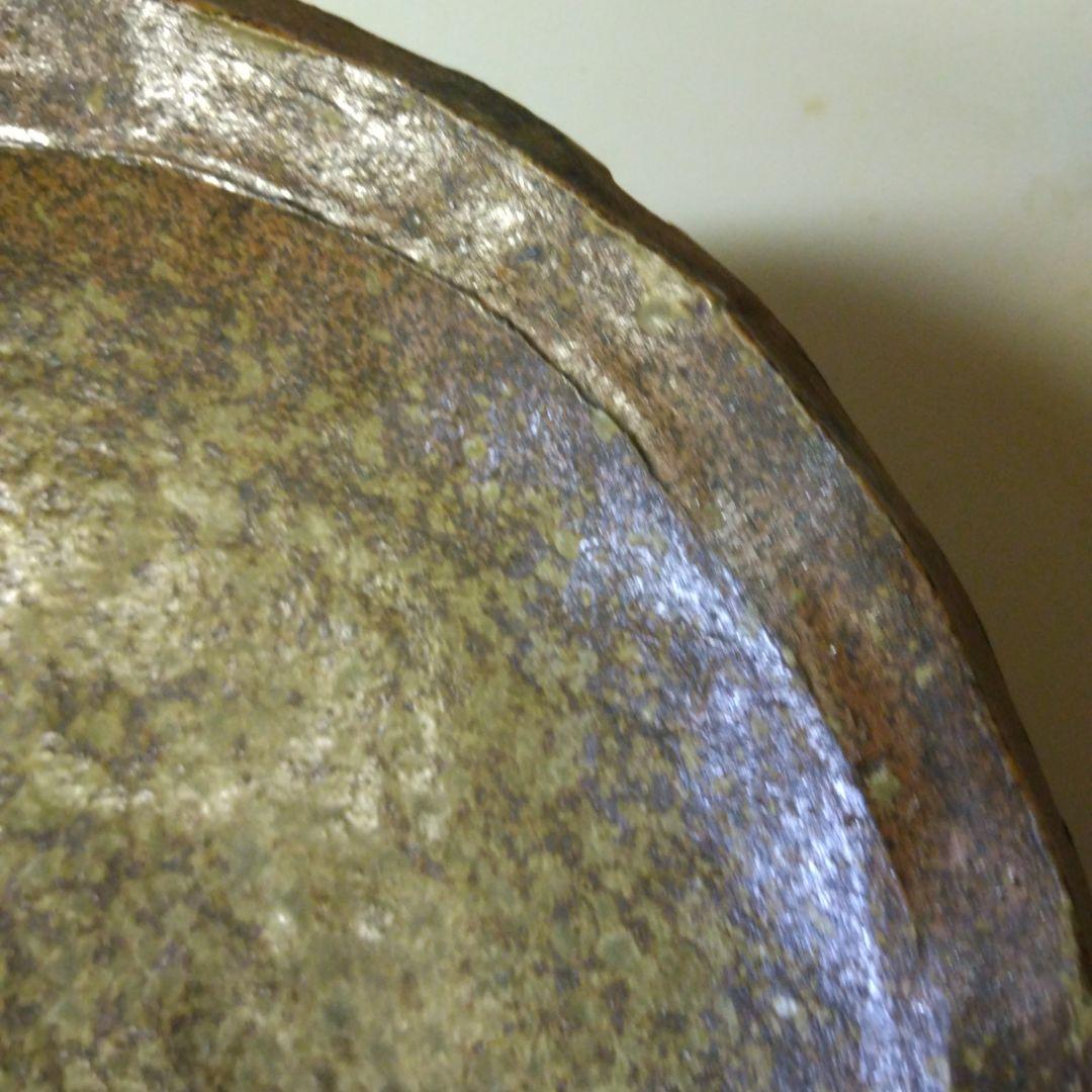 茶色と緑の波状エッジ皿