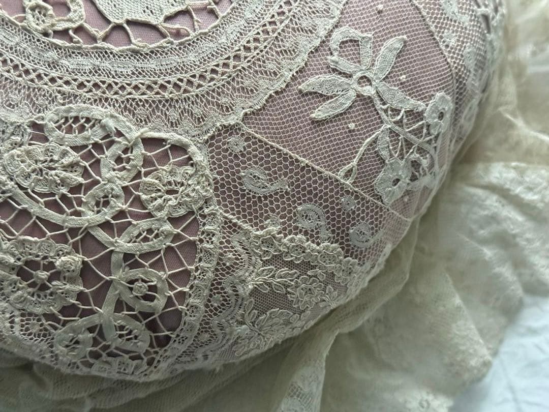 フランスアンティークレースのクッション