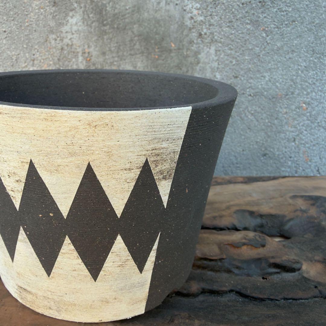 手作植木鉢 幾何学模様の黒い植木鉢（ 塊根植物 グラキリス パキプス アガベ)