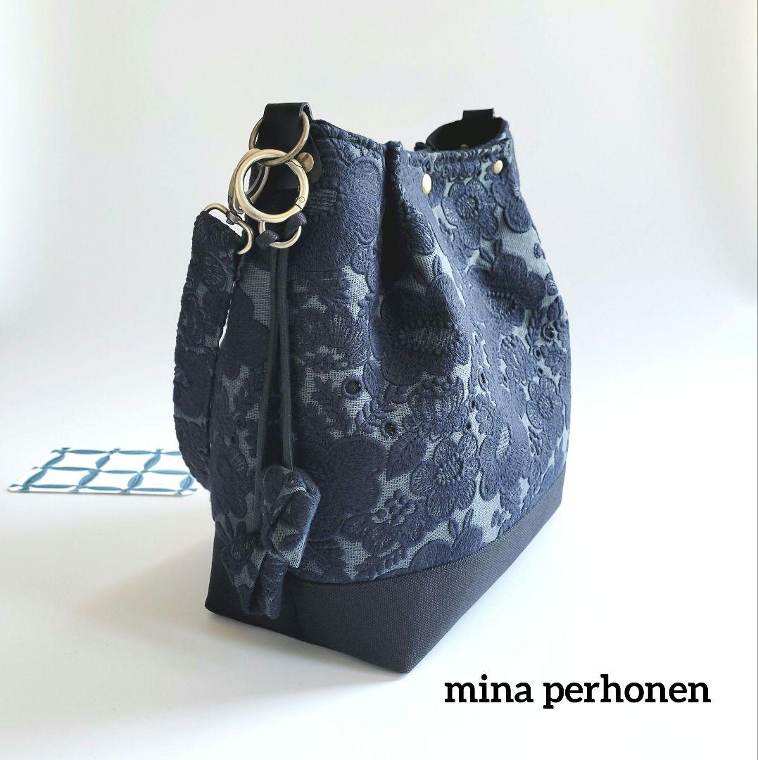 ミナペルホネン　大きめショルダーバック 新作smile flower