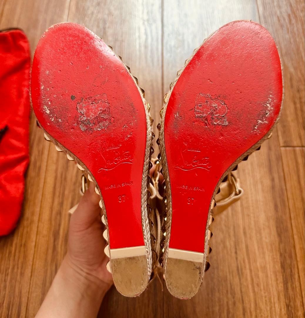 n*n　ルブタン　ベージュエナメルサンダル