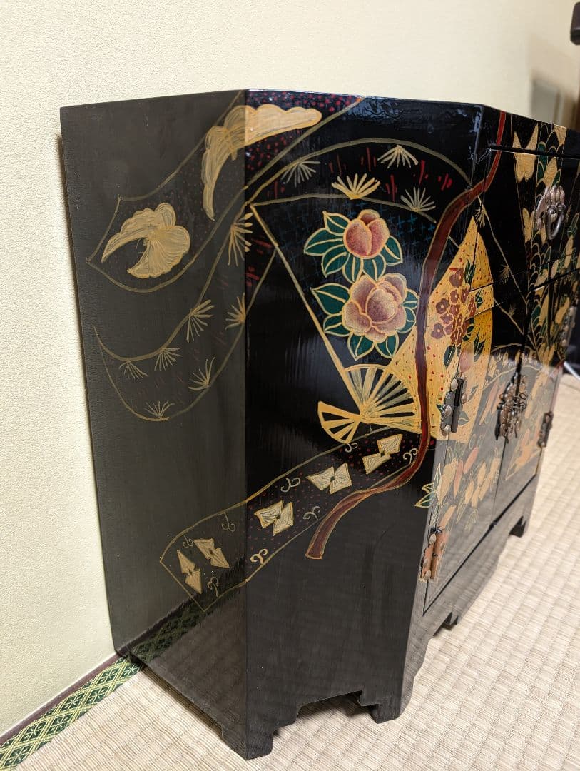 送料込み　黒漆塗りの花鳥風月タンス　キャビネット