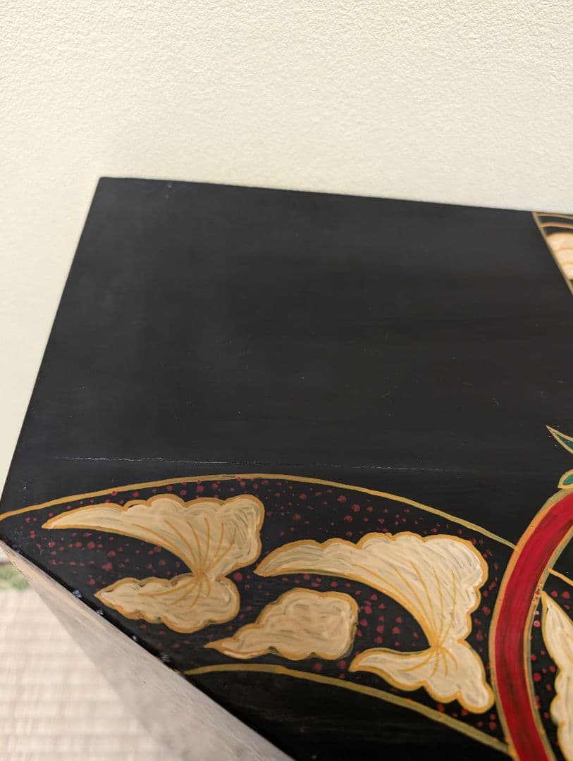 送料込み　黒漆塗りの花鳥風月タンス　キャビネット