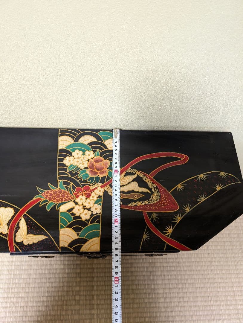 送料込み　黒漆塗りの花鳥風月タンス　キャビネット