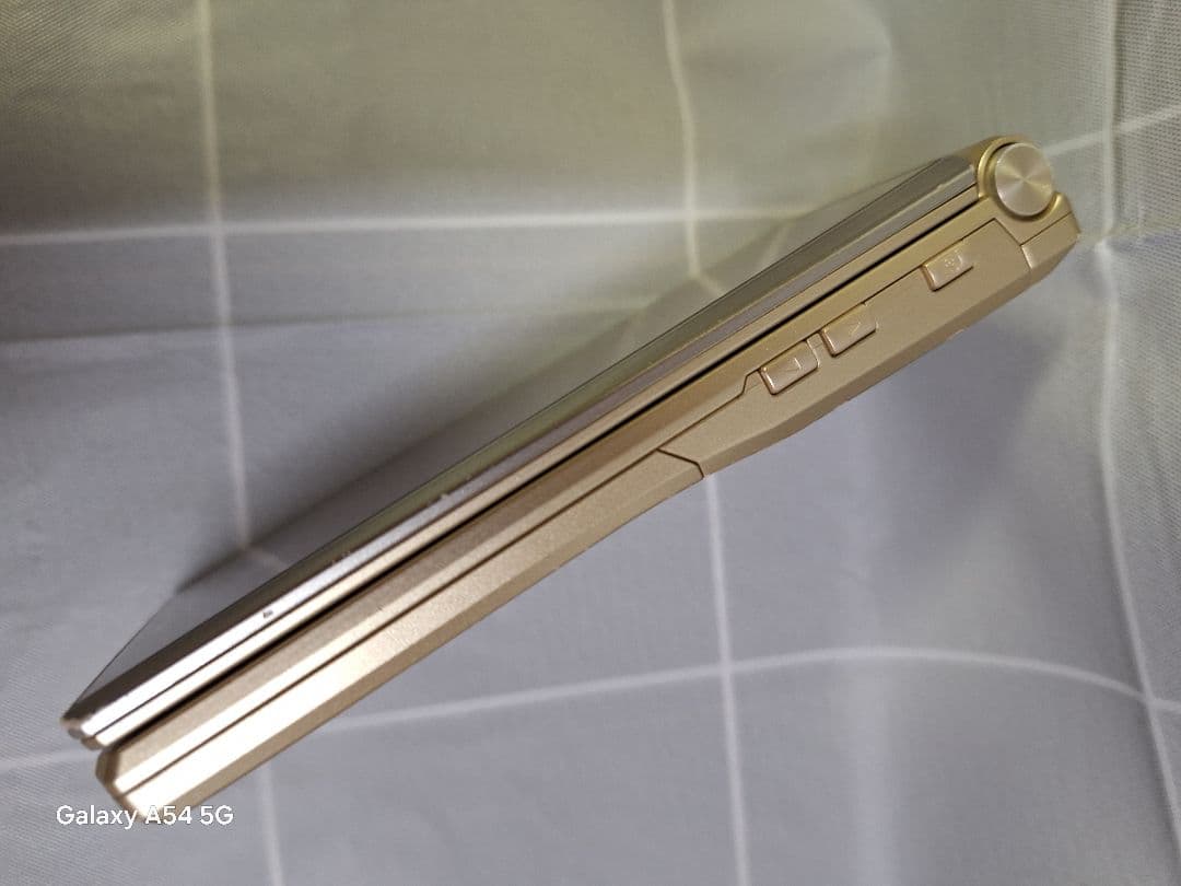 ドコモ docomo F-07F•GOLD／富士通ガラケー携帯電話 ／中古品