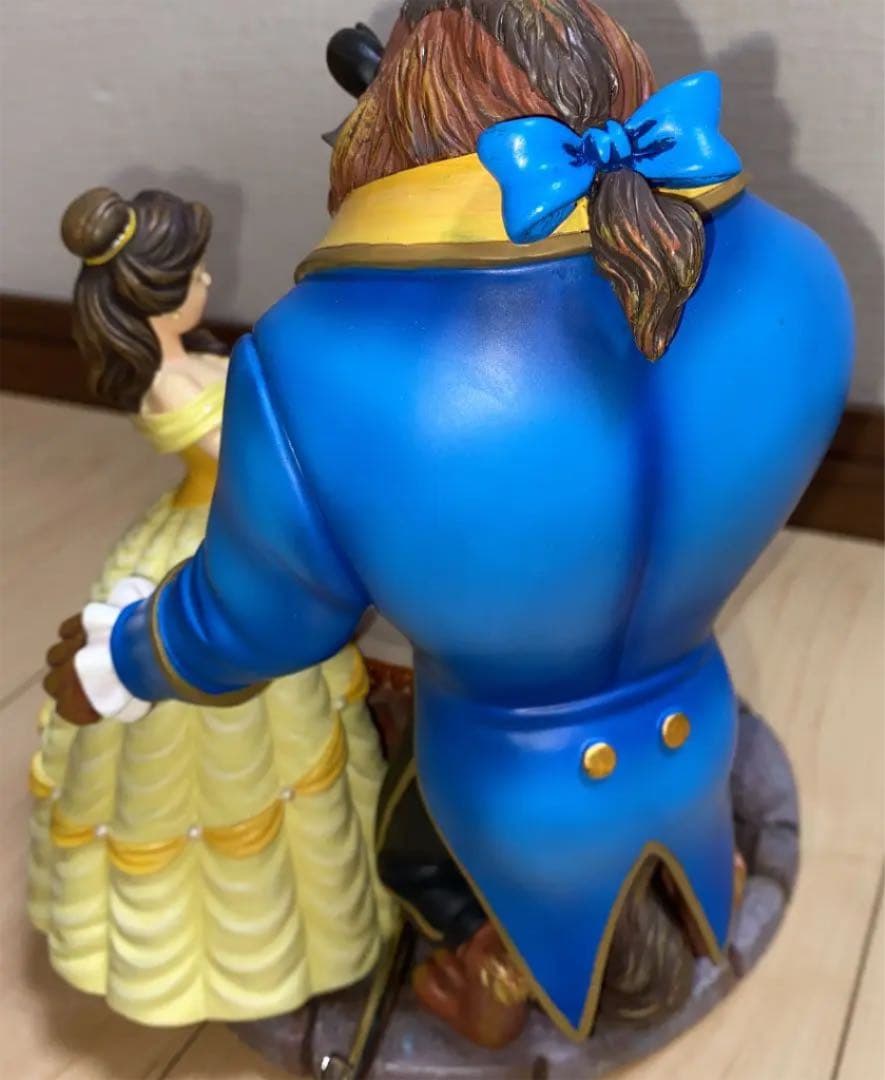ディズニー　美女と野獣　オルゴール付きスノードームフィギュア