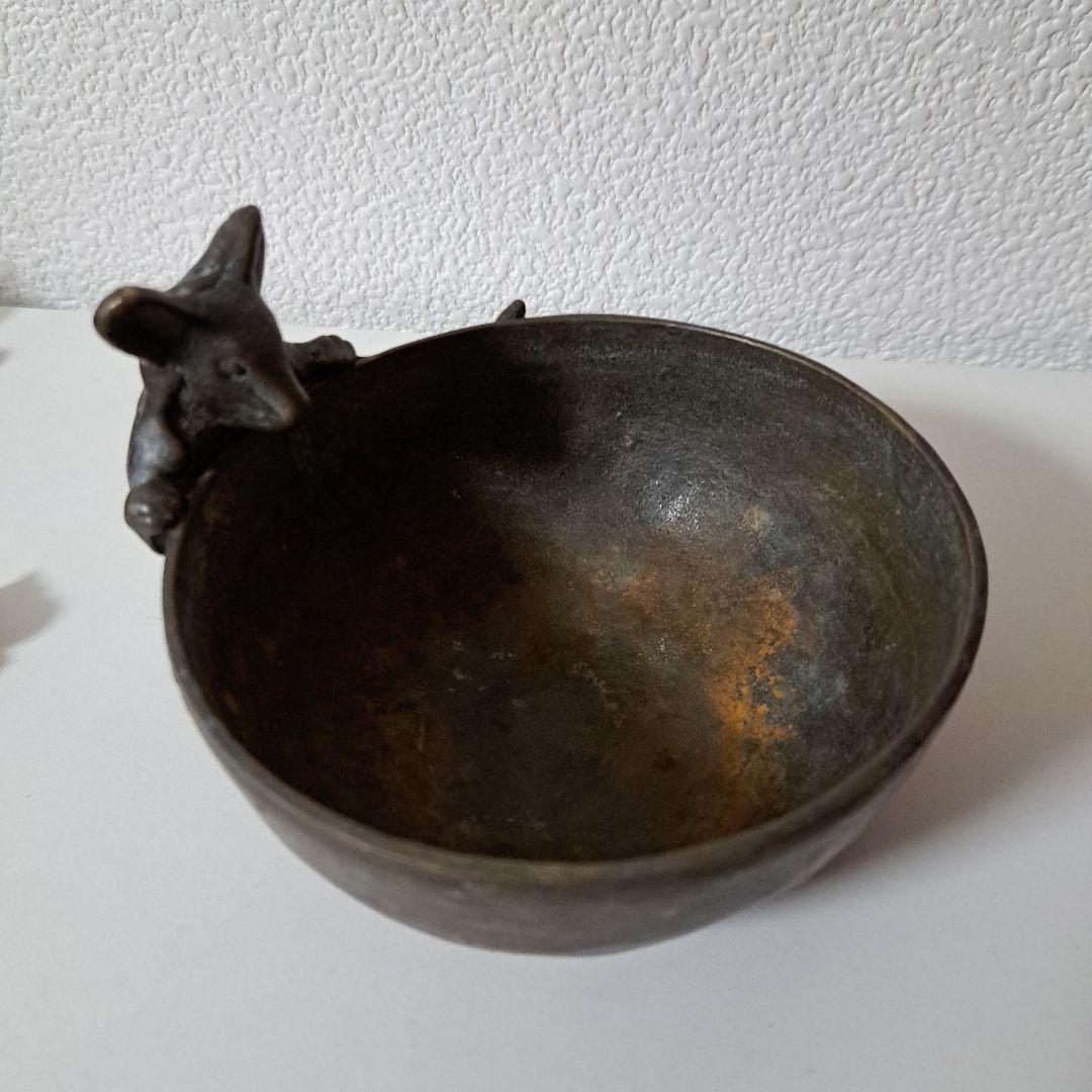 ネズミの装飾付き金属製ボウル