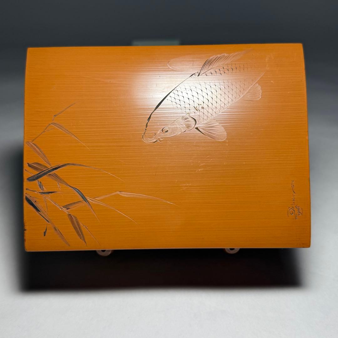 ◆竹製 漆塗片切彫 竹に鯉の図 小物入れ 煙草入れ在銘◆