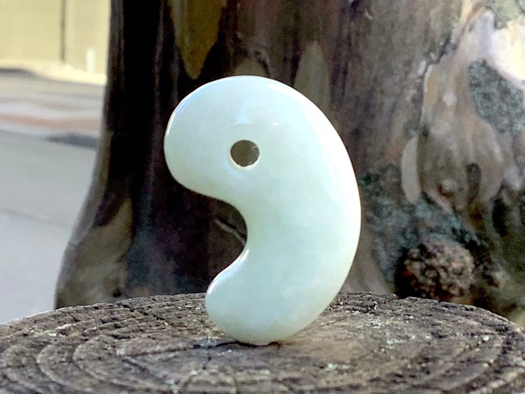 ✳癒やされる守護石の御守りです　糸魚川翡翠ジェダイト勾玉　外部鑑定の機械鑑別書付