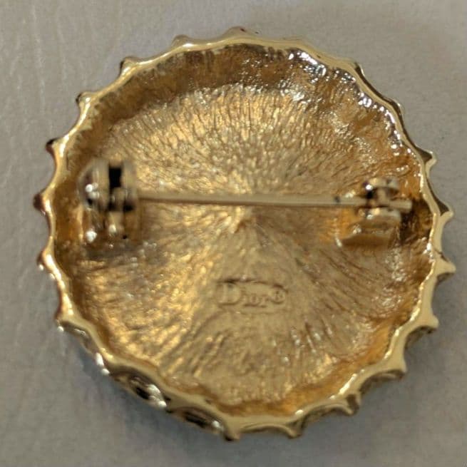 希少!!美品✨クリスチャン　ディオール　ブローチ　ロゴ　瓶蓋　ヴィンテージ