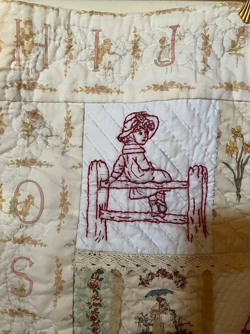 ケイトグリーナウェイの図案のレッド刺繍と生地のパッチワークキルトタペストリー