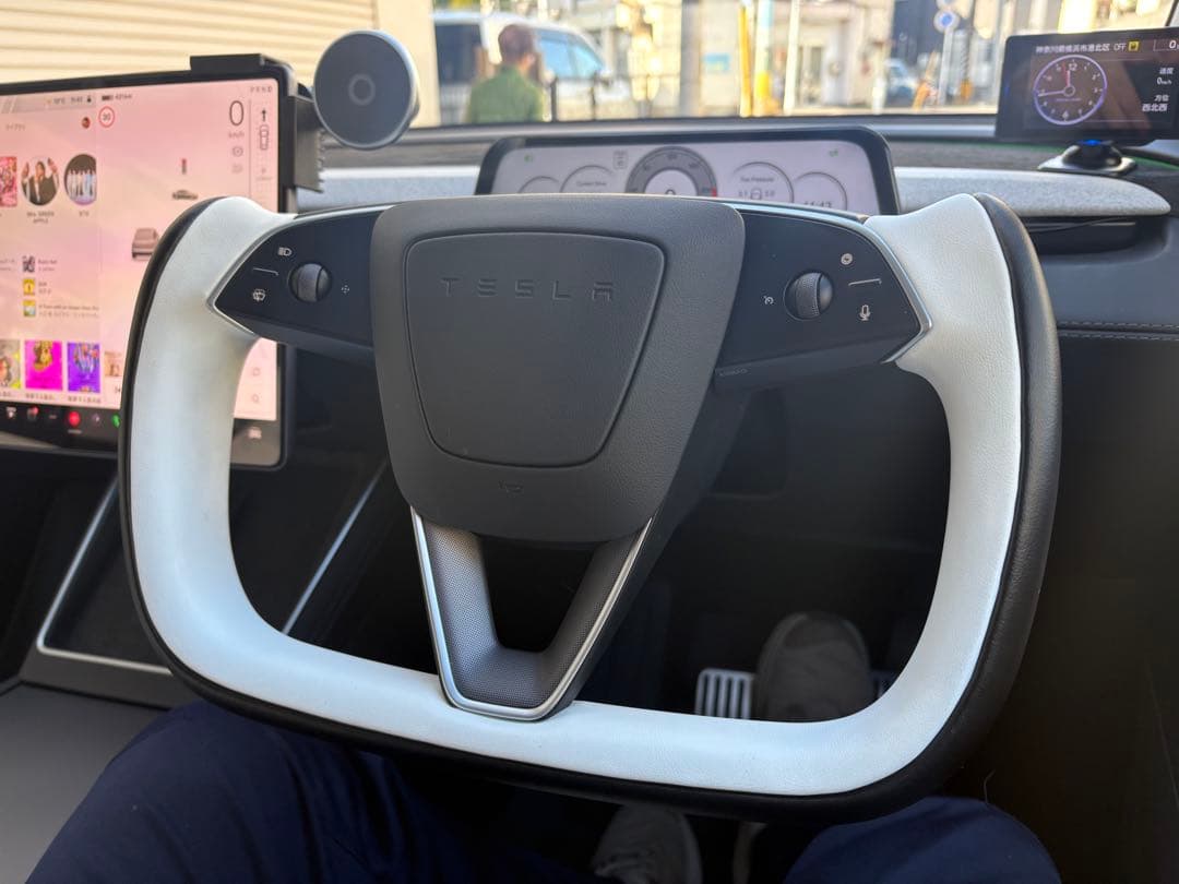 Tesla モデルyジュニパー用　ヨーク型ステアリング ホワイト/ブラック高級品