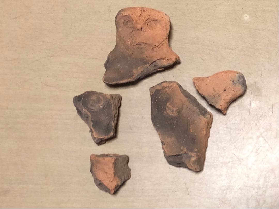 「板状土偶の破片」です…。