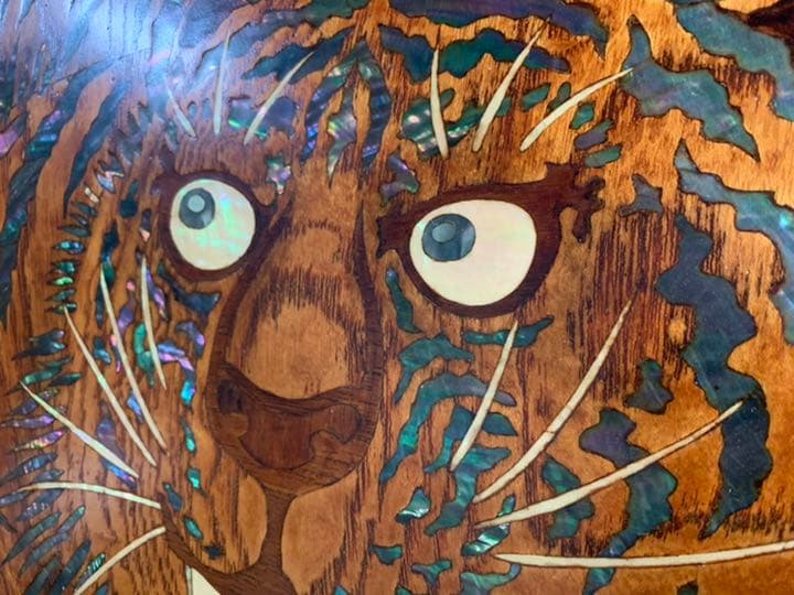 W128xH99 特大 在銘　虎　縁起物　額　壁掛け　木彫り　螺鈿　飾り　骨董