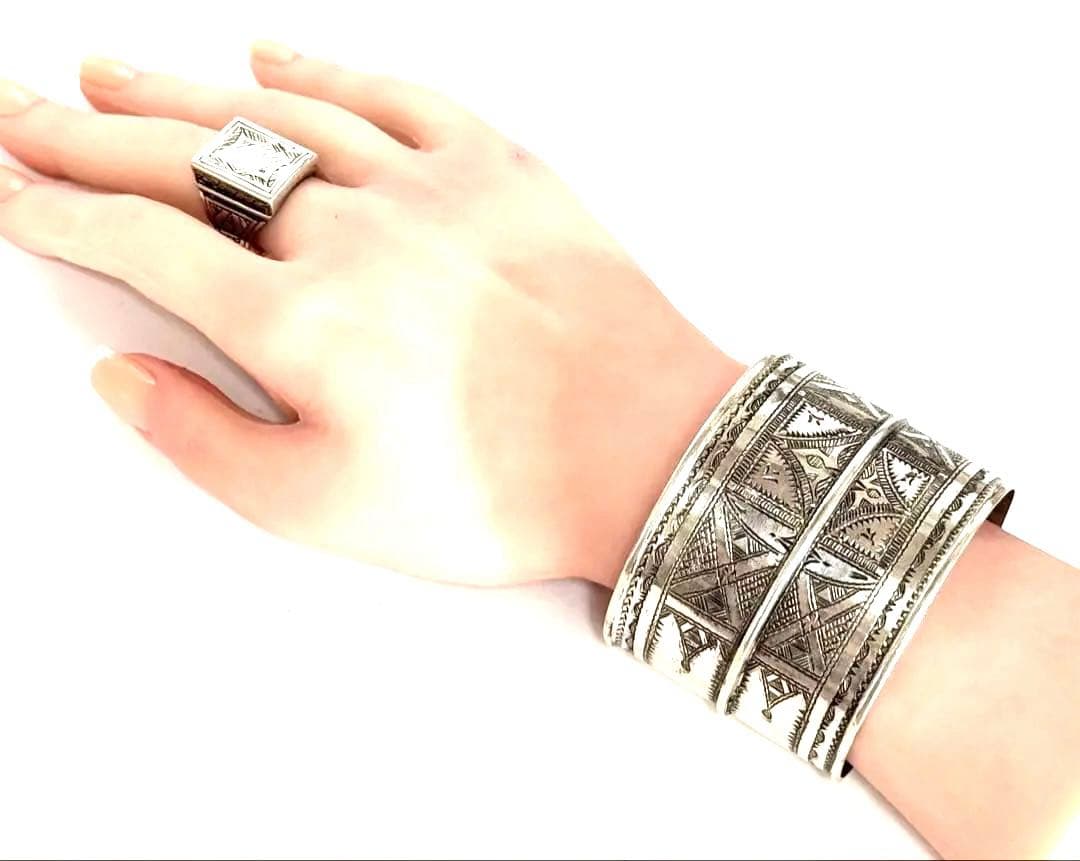 トゥアレグ族　ハンドメイド　シルバーバングル