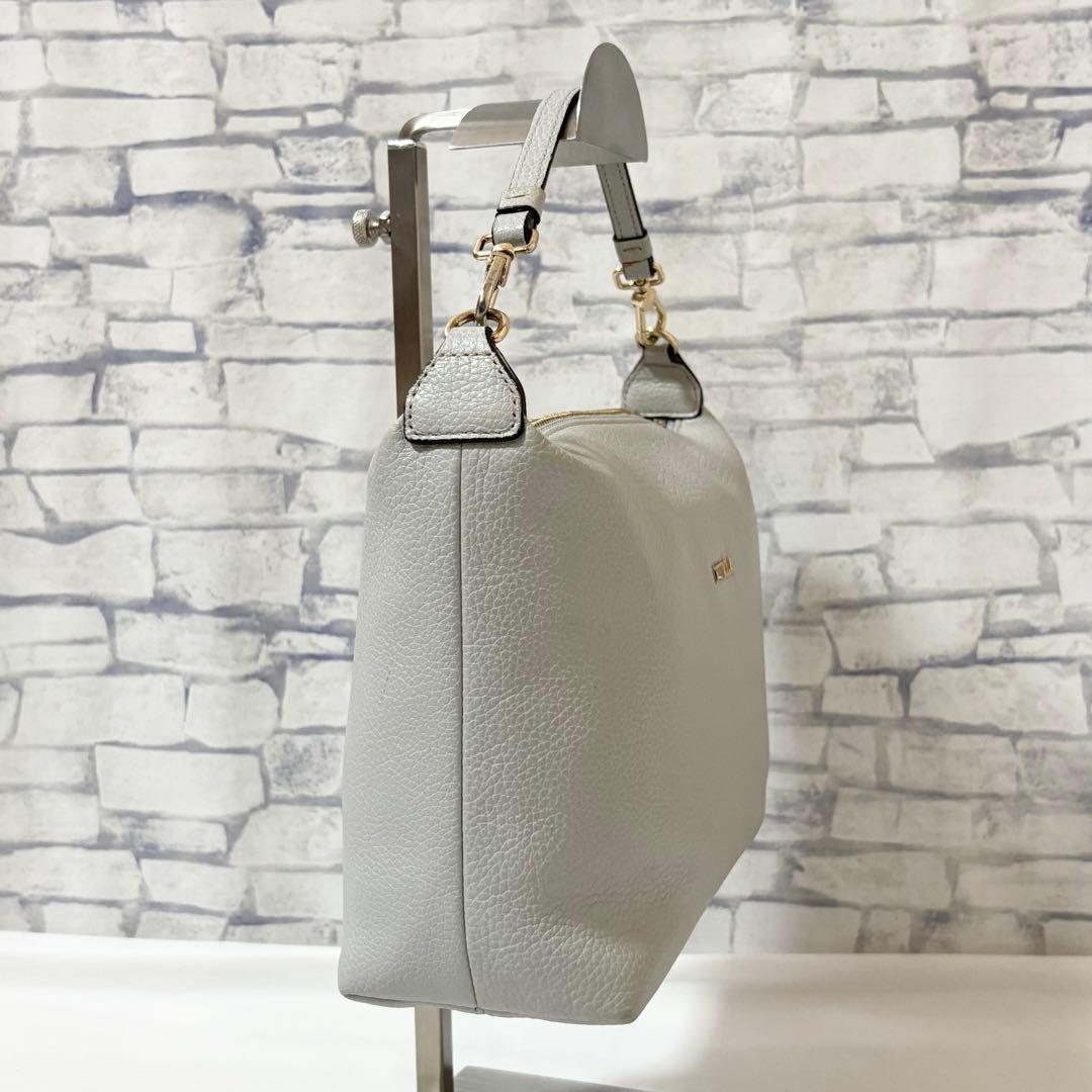 極美品✨フルラ・2wayバッグ 手提げ斜め掛け レザー 無地 ライトグレー系