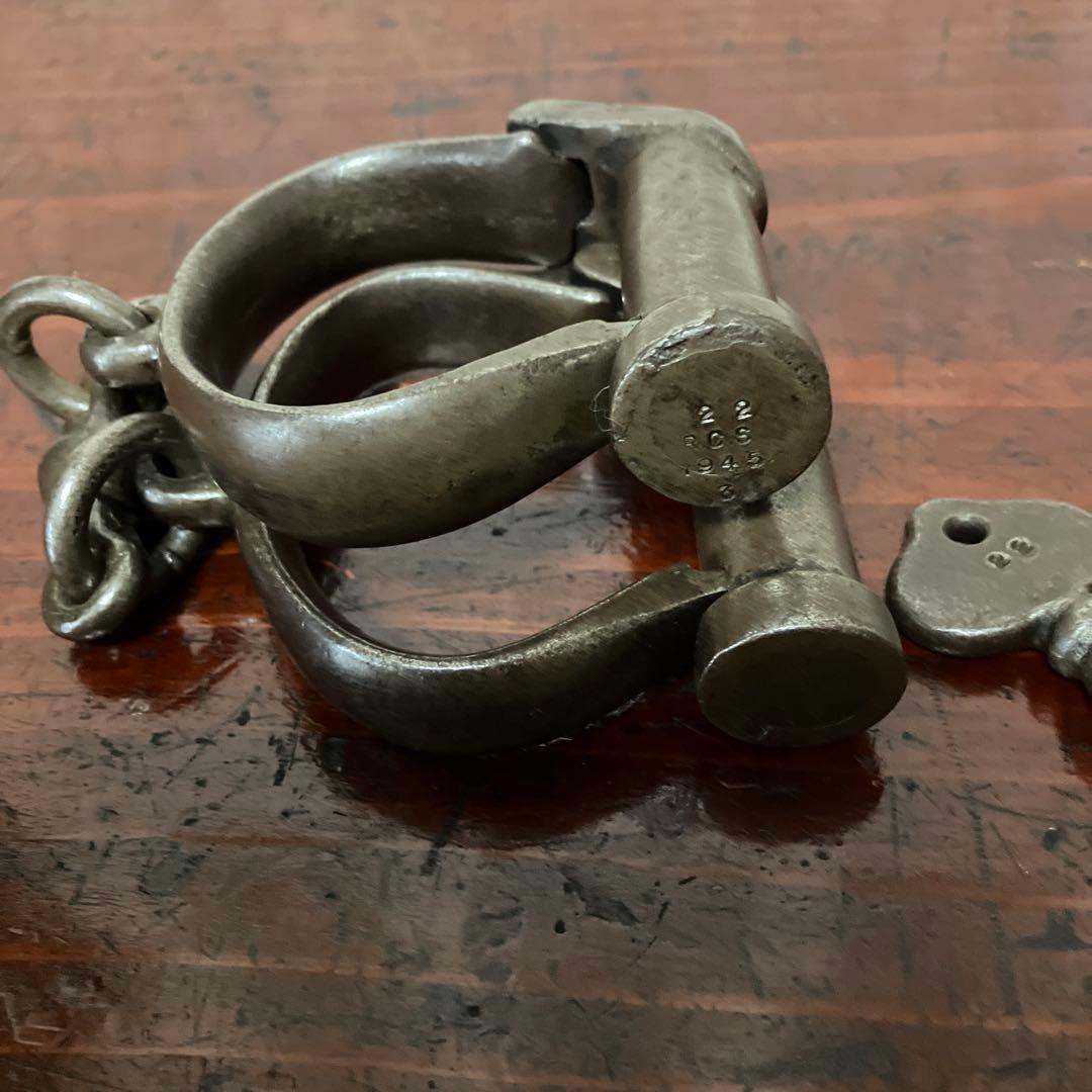 ビンテージ鉄製ハンドカフ　鍵付き