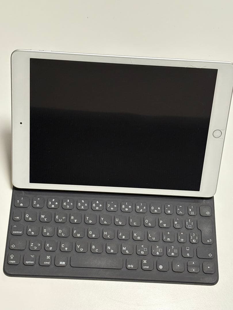 iPad 第7世代 128GB シルバー 本体 + 純正キーボードカバー付き