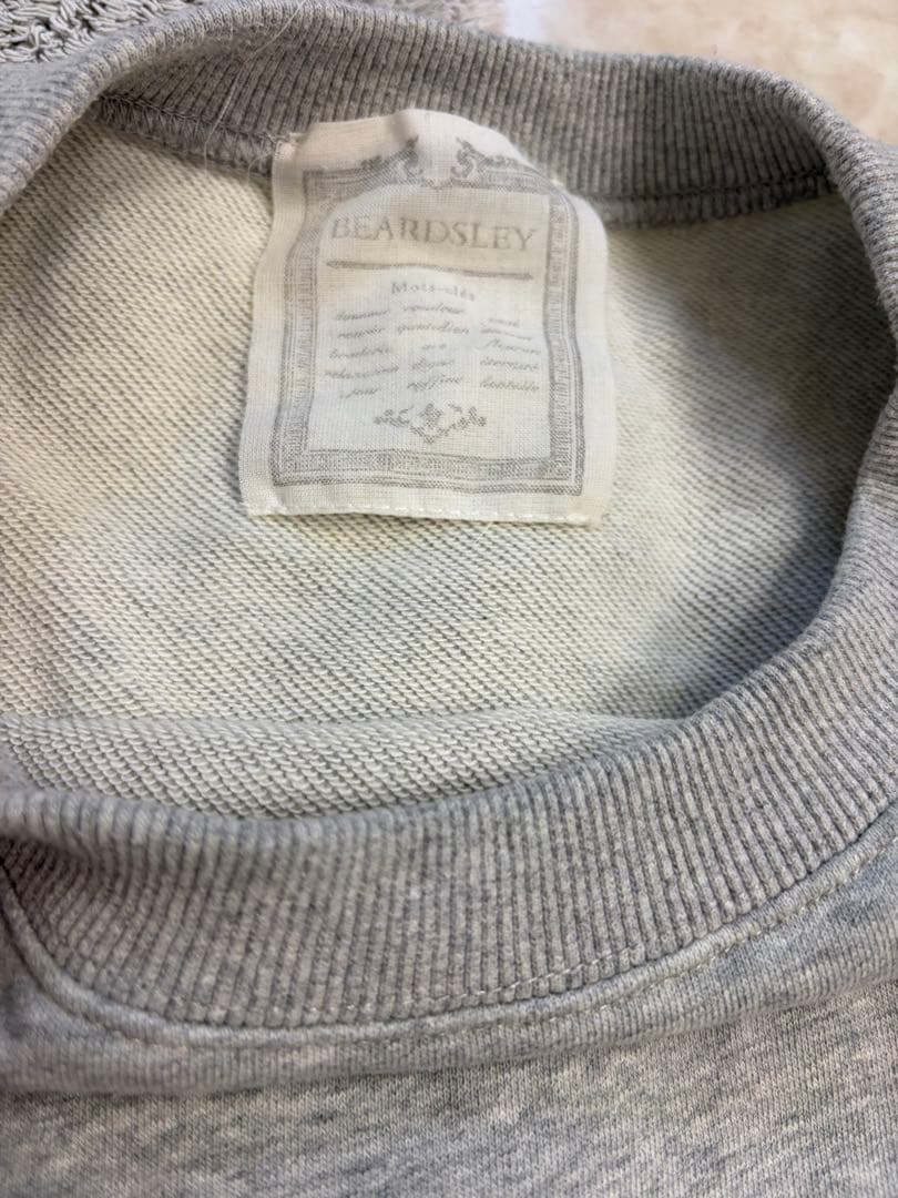 【ビアズリー 】BA刺繍入りドルマントレーナー　グレー