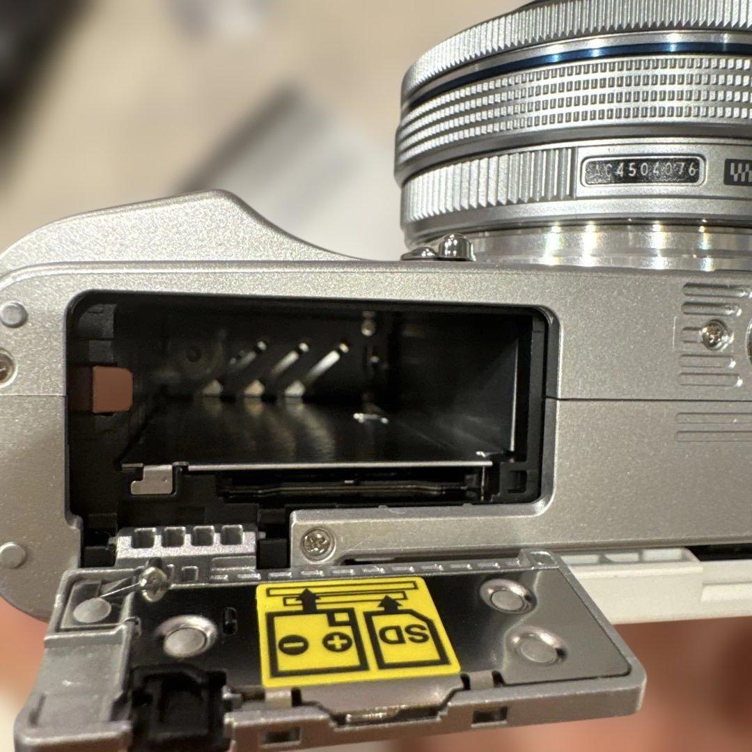 ナ*ラ様 OLYMPUS オリンパス　白　デジタルカメラ小形　軽量