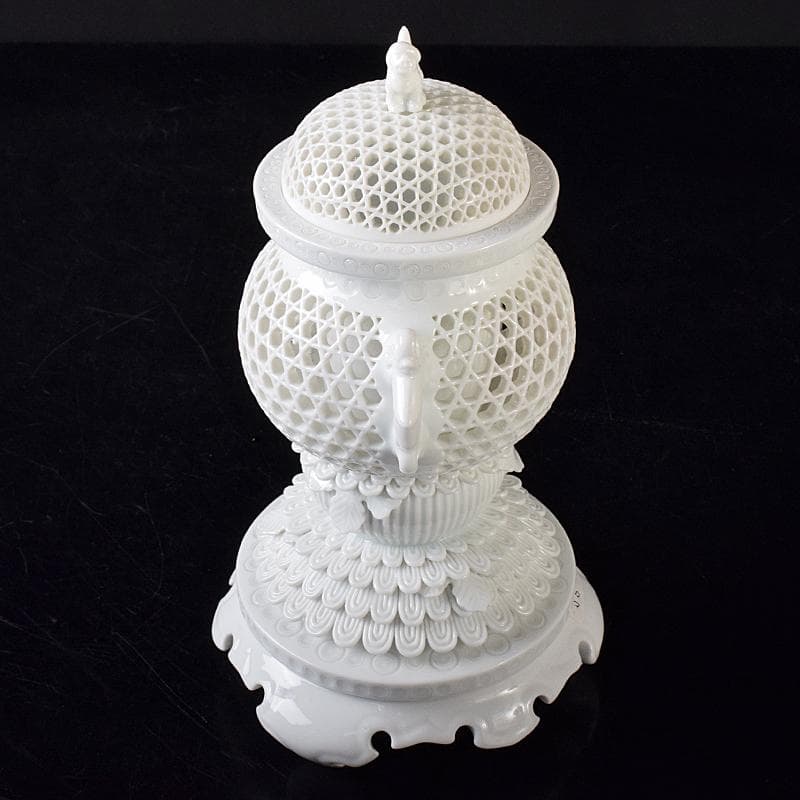 平戸焼　十五代中里茂右衛門造　白磁　菊花座篭目透彫香炉　共箱　V　R8449