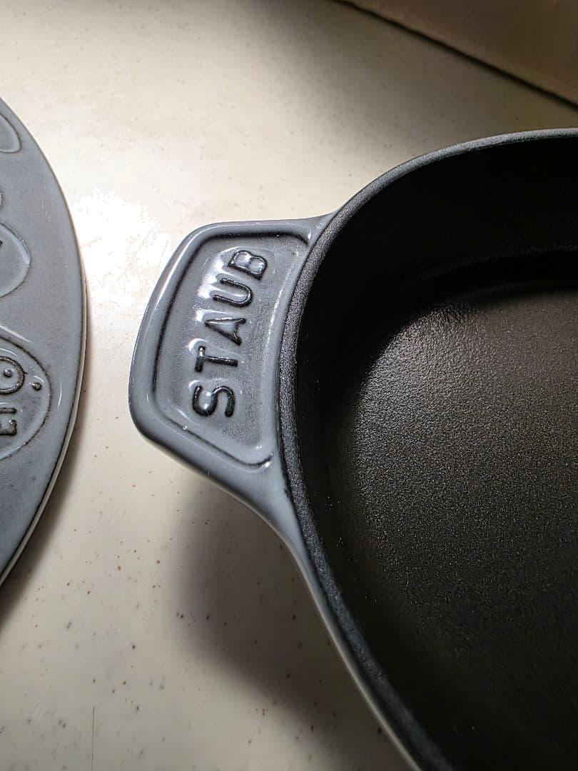 STAUB（ミナ ペルホネン）オーバルホットプレート ２３㎝　グレー
