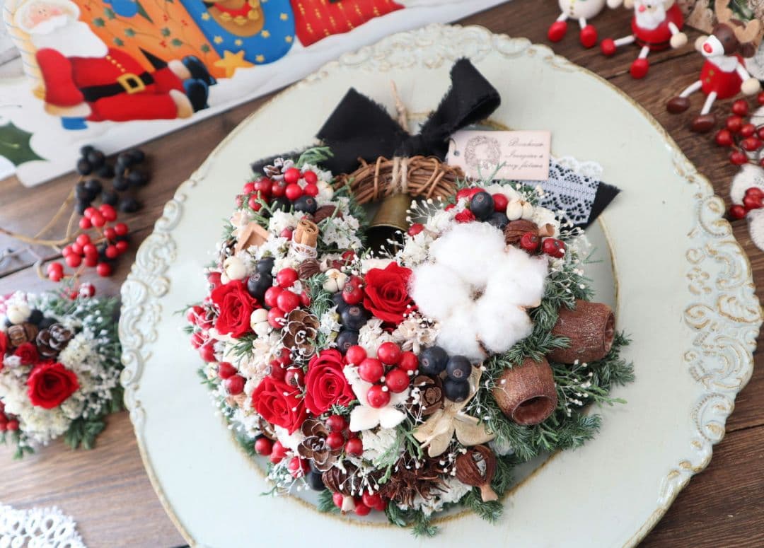 ドライフラワーꕤ︎︎赤いバラと木の実いっぱい Xmas 花籠リースꕤ壁飾り