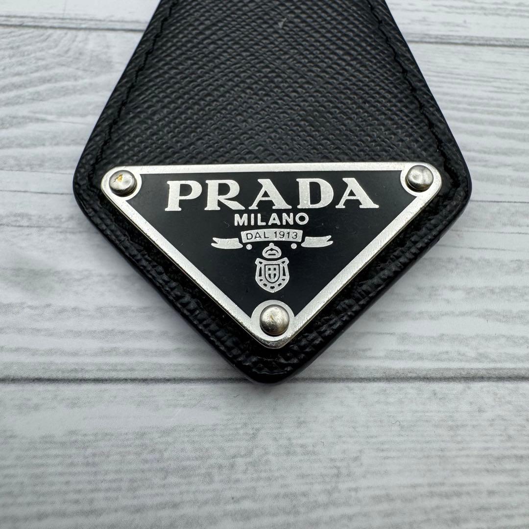 【美品】プラダ キーリング キーホルダー 三角ロゴ サフィアーノレザー ブラック
