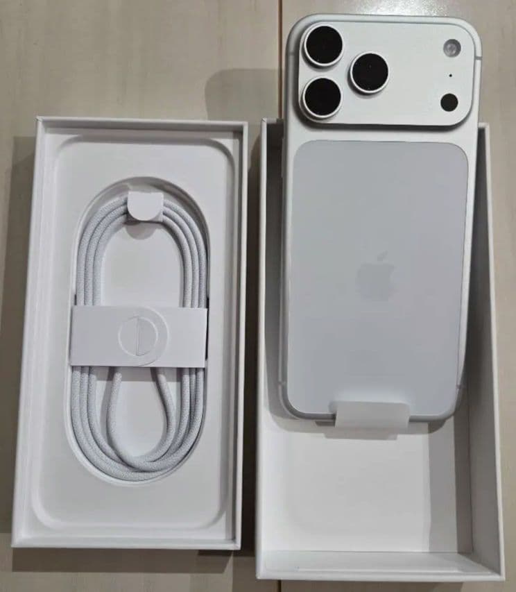 iPhone17ProMax 本体 1TB シルバー 国内版SIMフリー