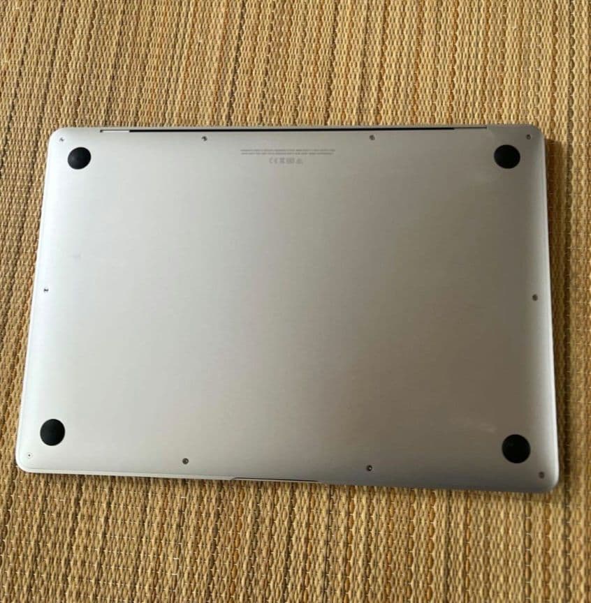 Apple M1チップ搭載13インチMacBook air シルバー 薄型