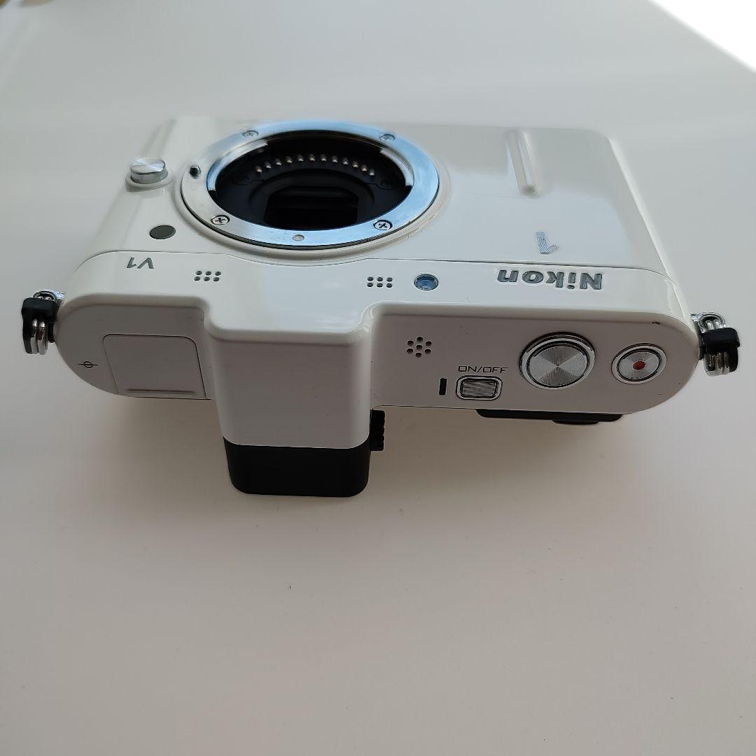 Nikon V1 ホワイト ミラーレスカメラ　30-110のレンズ付き　ジャンク