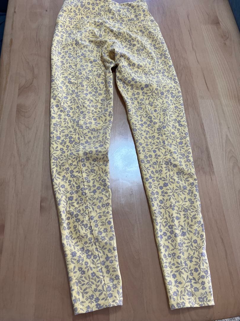 emmi ヨガウェア　上下セット 花柄 ヨガウェア ブラトップとレギンスセット