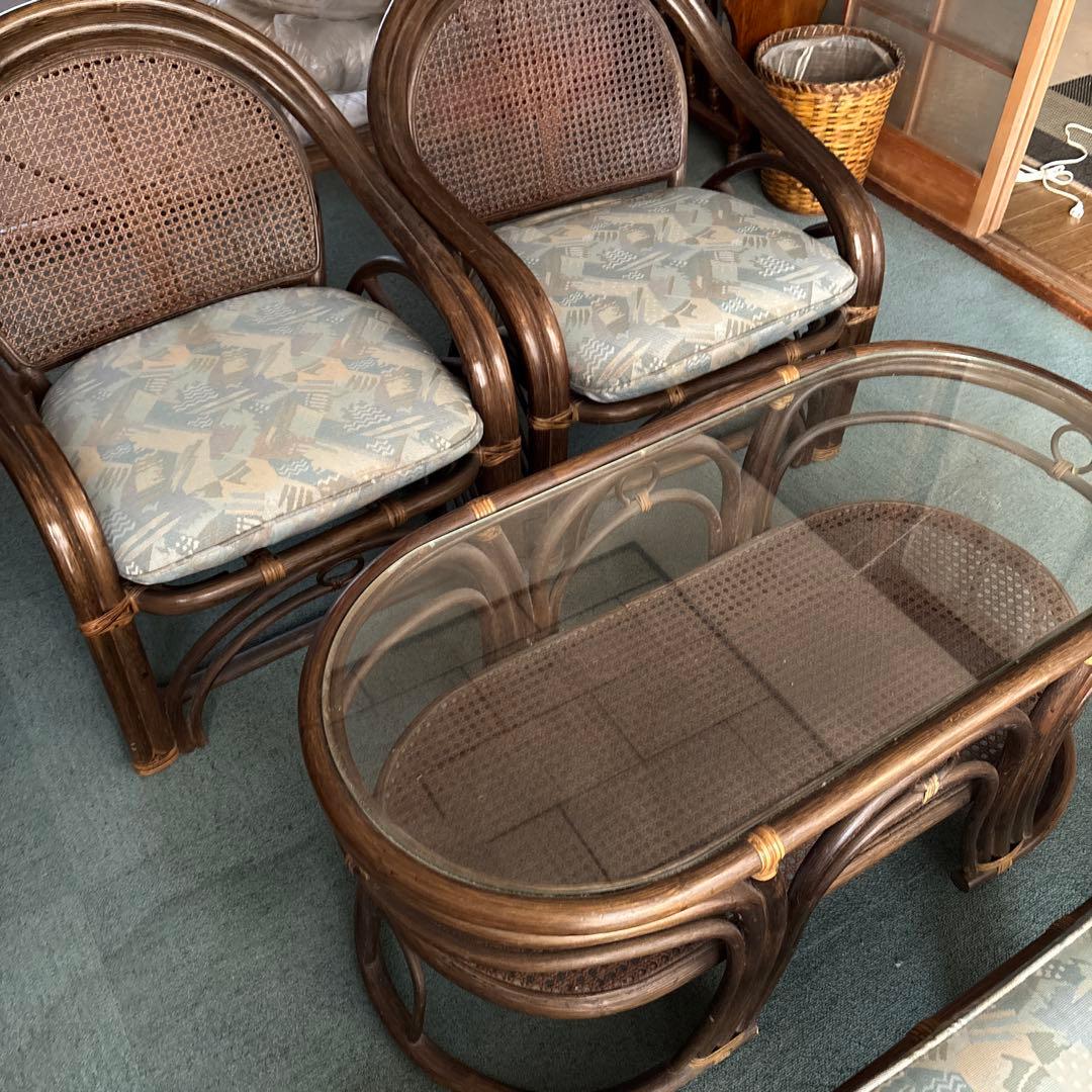 ラタンチェアとテーブルのセット