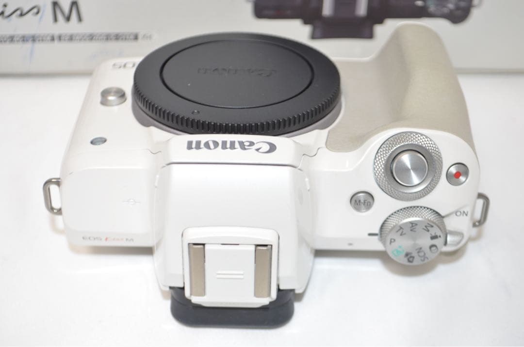 ★美品★お洒落ホワイト♪高性能ミラーレス！スマホ転送OK★キヤノン Kiss M