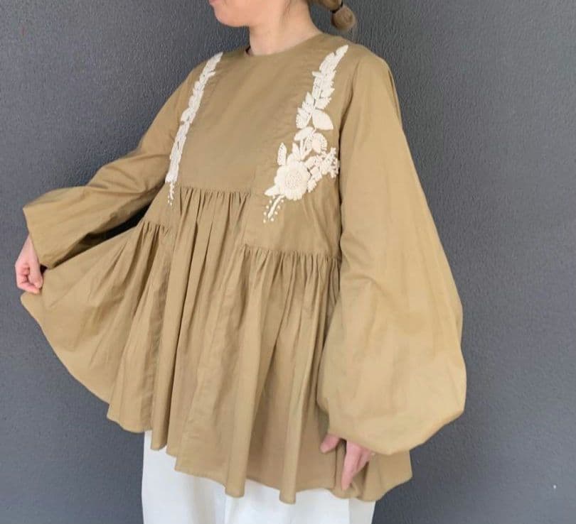 susuri ススリ リヴブラウス ギャザー 刺繍