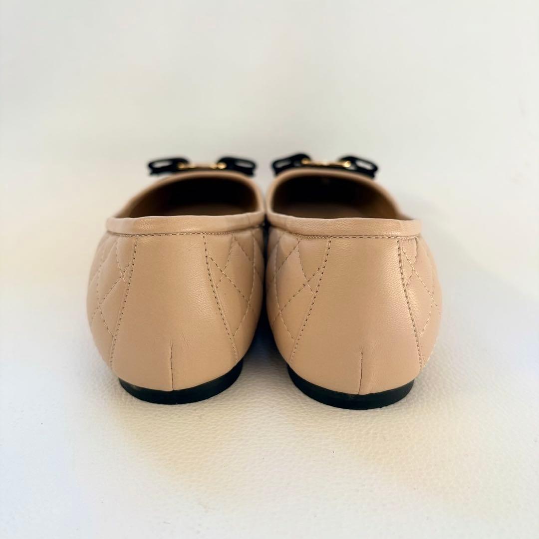 ももサルヴァトーレフェラガモ ヴァリナ キルティングフラットシューズ