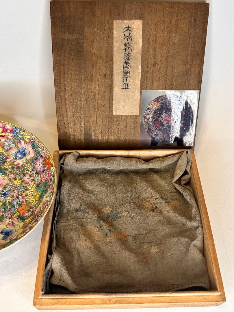 希少品 中国大清乾隆年製 百花不落地小皿 金彩満彩絵 盘口金彩 有銘 共箱共布