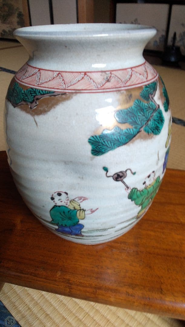 多色使いの陶器花瓶