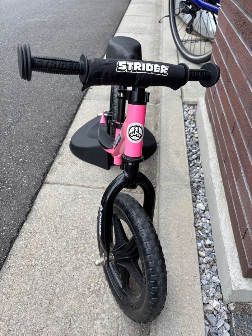 STRIDER ストライダー スポーツ ピンク 12インチ 日本正規品スタンド付