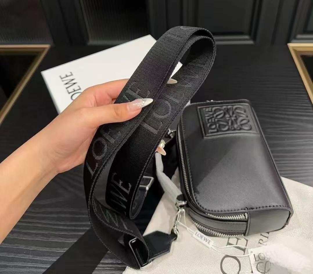 LOEWE ブラックレザーショルダーバッグ@1