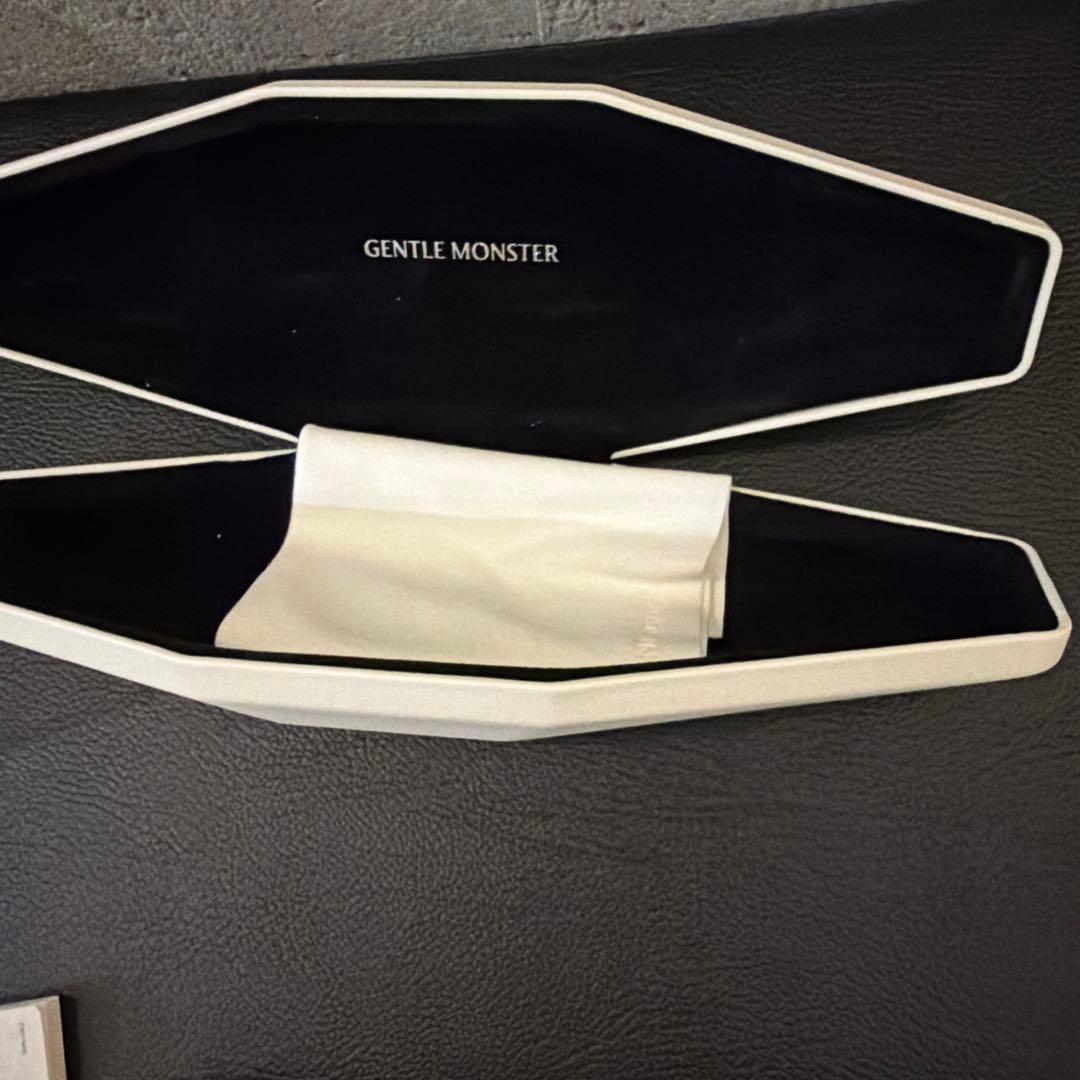 GENTLE MONSTER 装飾付きサングラス　UAE エミレーツモール購入