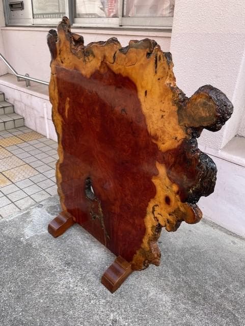 自然木の赤褐色家具